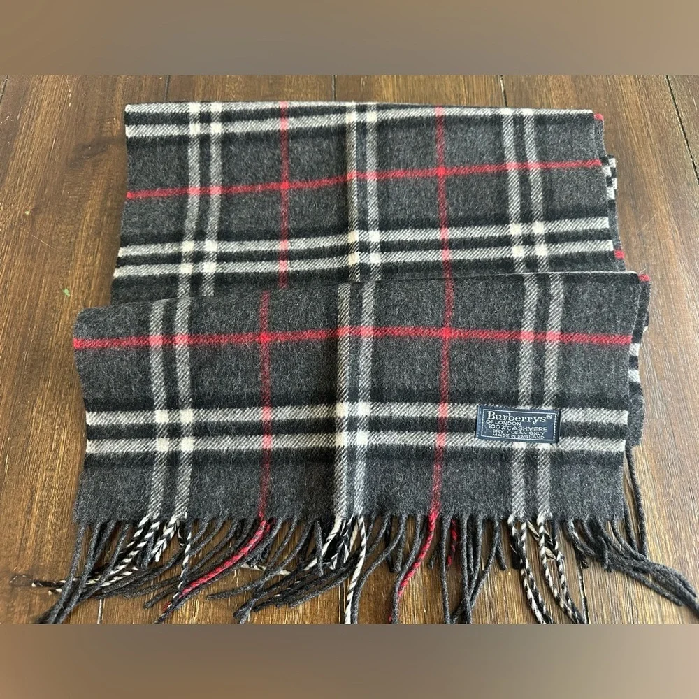 Vintage Burberry's cashmere scarf